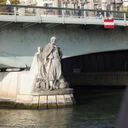 Zouave Soldier Statue, Alma-Brücke